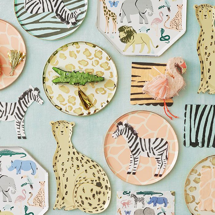 Feesttafel met safari als thema, bordjes en servetten met dierenprint.