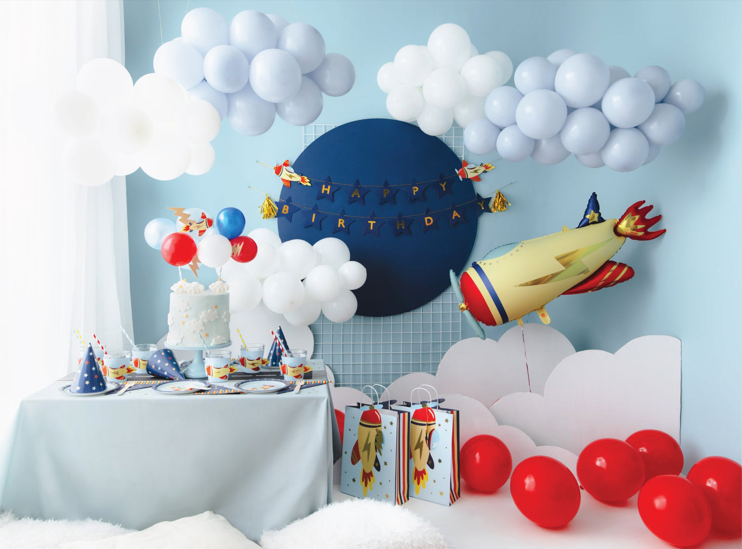 verjaardagsfeest in thema van vliegtuigen met kleurrijke ballonnen en slingers 