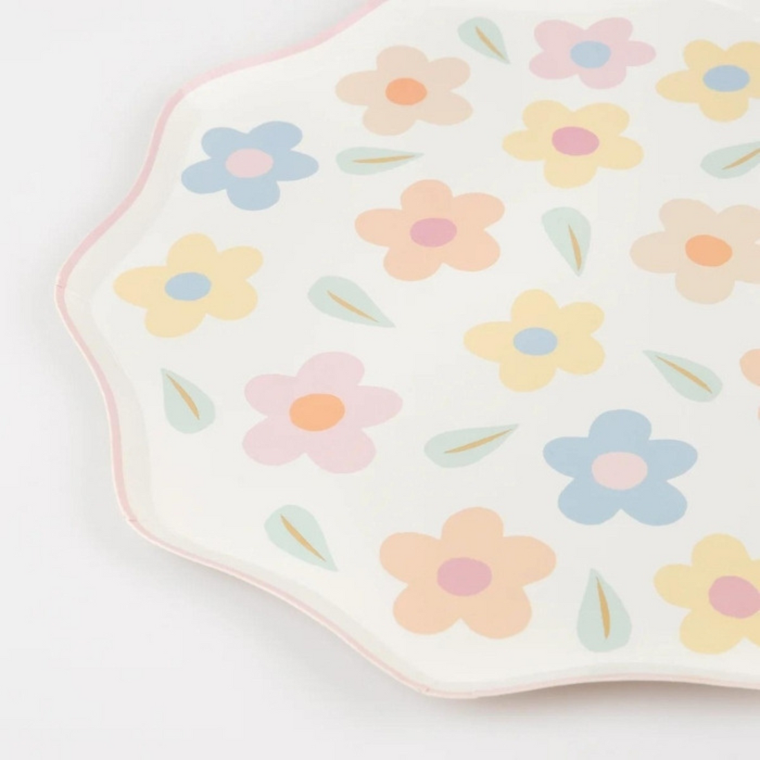 bordjes met bloemen in pasteltinten 