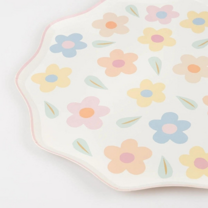 bordjes met bloemen in pasteltinten 