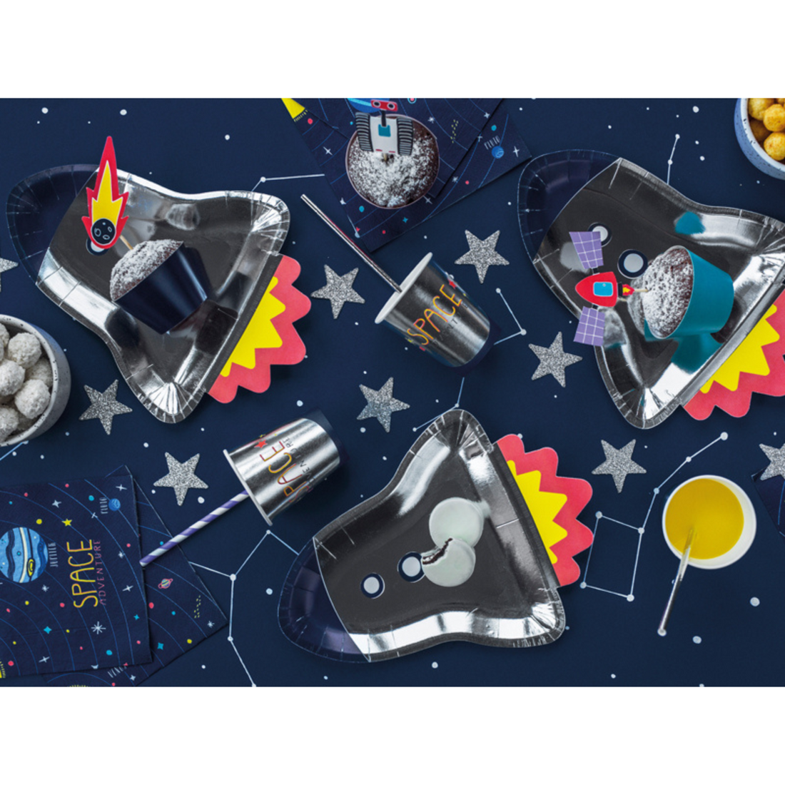 feesttafel voor een verjaardagsfeestje in het thema space met eetbordjes in de vorm van een rakket