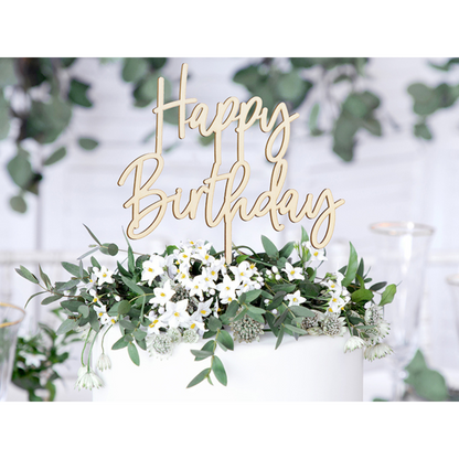 Taart met daar bovenop een taarttopper in het hout met als opschrift Happy Birthday 