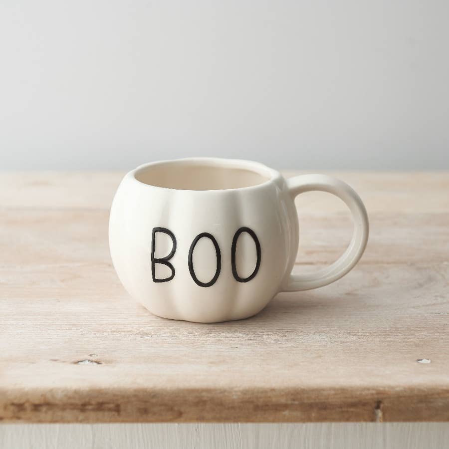 thee of koffietas in de vorm van een pompoen crèmekleurig herfst halloween 
