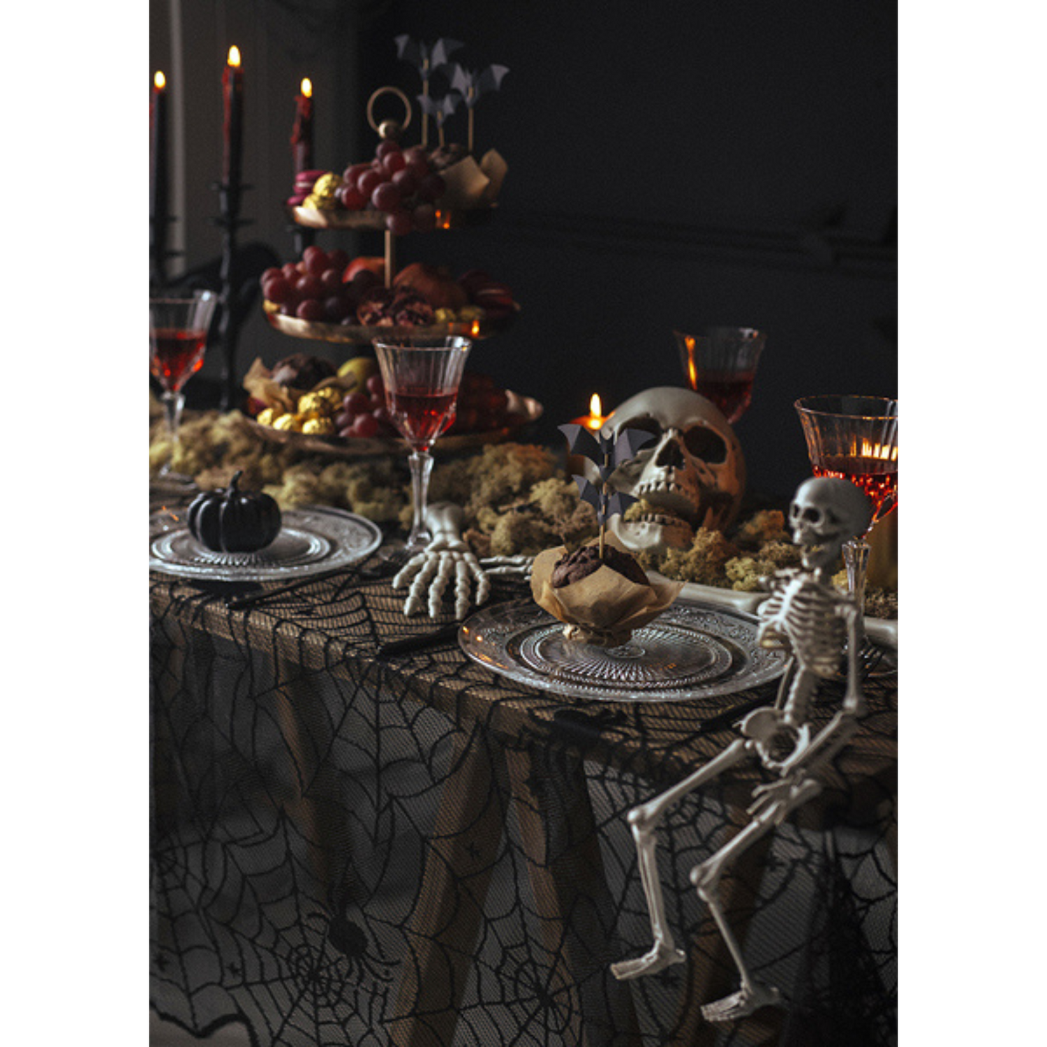 zwart tafelkleed met spinnen en spinnenweb halloween decoratie